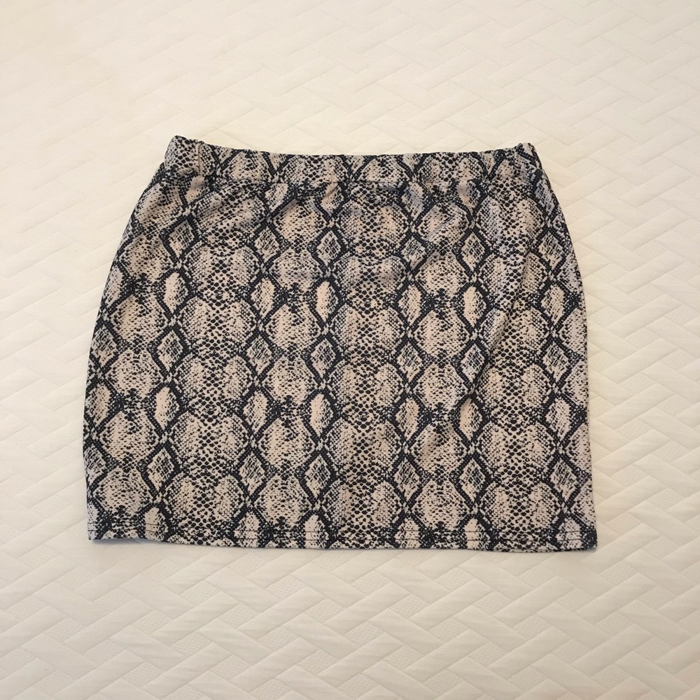 💥3/$10💥Snake Print Skirt